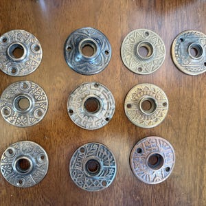 1890 年頃の、ビクトリア朝様式の華やかな真鍮または鋳鉄製のロゼット。価格はロゼット 1 個の価格です。