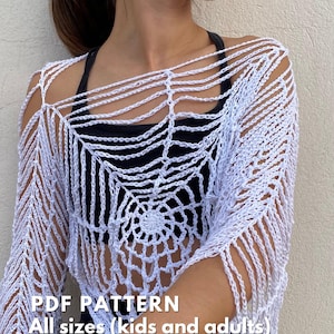Peut inclure: Haut en crochet blanc avec un motif unique en forme de toile d'araignée. Le haut présente un motif circulaire au centre et des franges sur les manches. Le texte "PDF PATTERN" et "All sizes (kids and adults)" est visible.