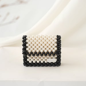 Minitarjetero con cuentas, billetera con clip para dinero, regalo para un día especial, monedero con cuentas de perlas blancas y negras, linda billetera hecha a mano, regalo para ella