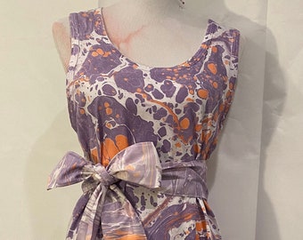 Camisola o vestido playero sin mangas de algodón jaspeado a mano con fajín a juego. Talla larga. Púrpura y naranja.