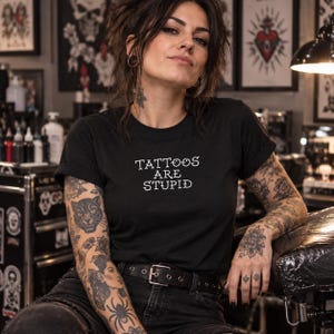 Tattoos Are Stupid T-shirt | Grappig statement-shirt | Ironisch shirt voor tattoo-artiesten | Comfort Colors