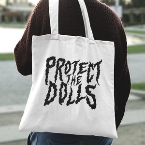 Protect The Dolls Tote Bag, Gleichheit Tote, LGBTQ Tote, Verbündeter Tote, Aktivist Tote, LGBTQ | Stilvolle Metalldruck-Tasche