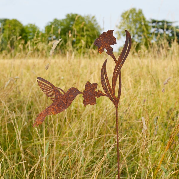 Rusty Hummingbird  Decor - Rustic Metal Bird Gift - Yard Garden decor -  Metal Garden Ornament