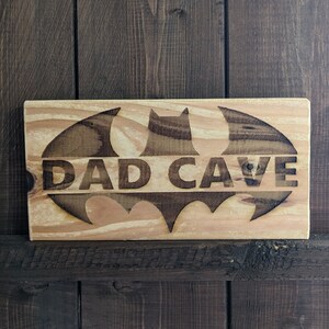 Tabliczka z grawerunkiem z odzyskanego drewna - „Dad Cave”.