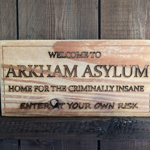 Arkham Irrenhaus Gravierte Reklamierte Holzschild.