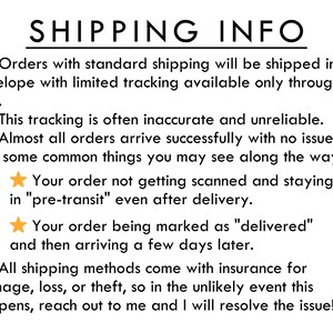Op de afbeelding: Tekst die verzendinformatie voor Etsy-bestellingen uitlegt. Bestellingen worden verzonden in een envelop met beperkte track & trace. De track & trace is vaak onnauwkeurig en onbetrouwbaar. Veelvoorkomende problemen zijn dat bestellingen niet worden gescand en in de status "voor transport" blijven staan, zelfs na levering, of dat bestellingen worden gemarkeerd als "bezorgd" en pas een paar dagen later aankomen. Alle verzendmethoden zijn verzekerd tegen schade, verlies of diefstal.