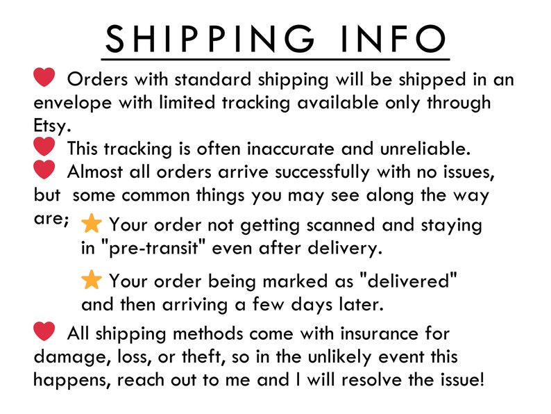 Op de afbeelding: Tekst die verzendinformatie voor Etsy-bestellingen uitlegt. Bestellingen worden verzonden in een envelop met beperkte track & trace. De track & trace is vaak onnauwkeurig en onbetrouwbaar. Veelvoorkomende problemen zijn dat bestellingen niet worden gescand en in de status "voor transport" blijven staan, zelfs na levering, of dat bestellingen worden gemarkeerd als "bezorgd" en pas een paar dagen later aankomen. Alle verzendmethoden zijn verzekerd tegen schade, verlies of diefstal.