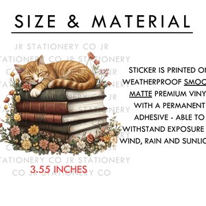 Op de afbeelding: Een sticker van 7,62 cm bij 9,02 cm met een cartoon oranje tabby kat die slaapt op een stapel boeken. De sticker is gedrukt op weerbestendig, glad, mat premium vinyl met een permanente lijm. De sticker kan bestand zijn tegen blootstelling aan wind, regen en zonlicht.