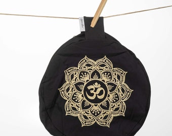 Yogakissenbezug Thayet – Unbesiegbar Lotus Blume schwarz - Erfrische deine Yogaumgebung: Neue Yogakissen in vielen Farben.