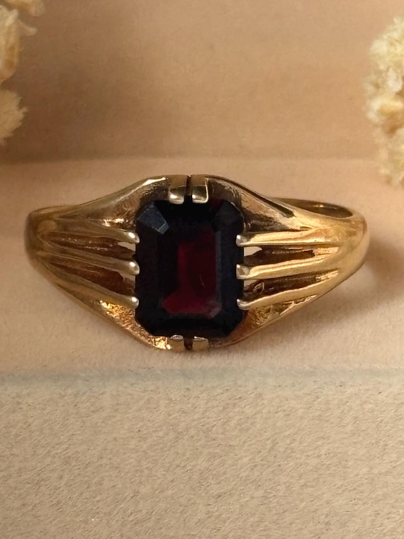 Vintage Emerald-Cut Garnet 9ct Gold Ring – 1970s Retro Style, Size X - 21