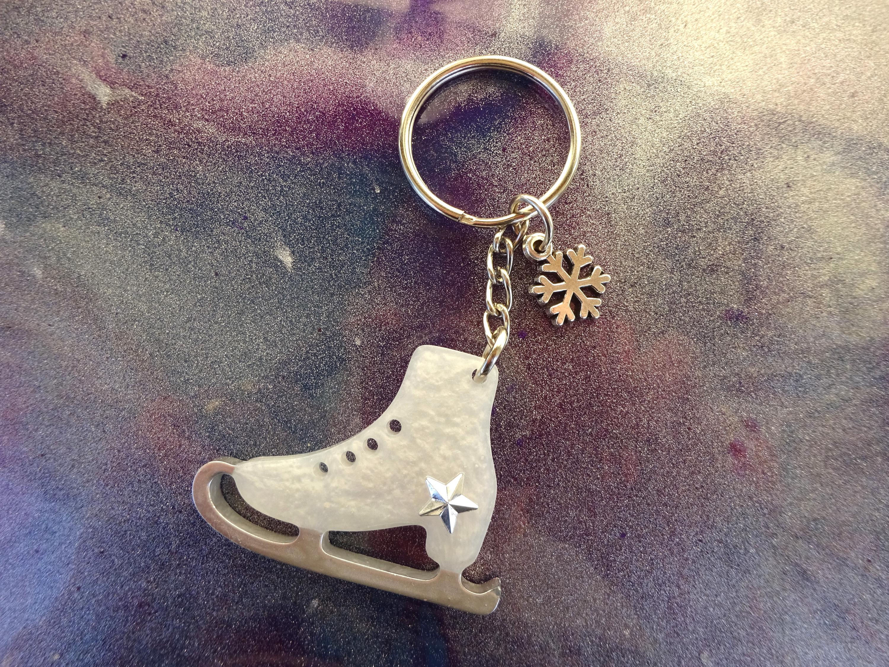 エポキシ樹脂製アイススケートキーホルダー – フィギュアスケーターや