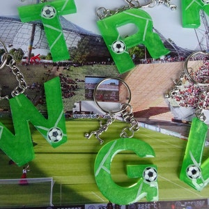 Fußball - Epoxidharz Buchstabe Schlüsselanhänger / Fußballanhänger / Sporttaschenanhänger / Fußballfan Geschenkidee / Kunsthandwerk