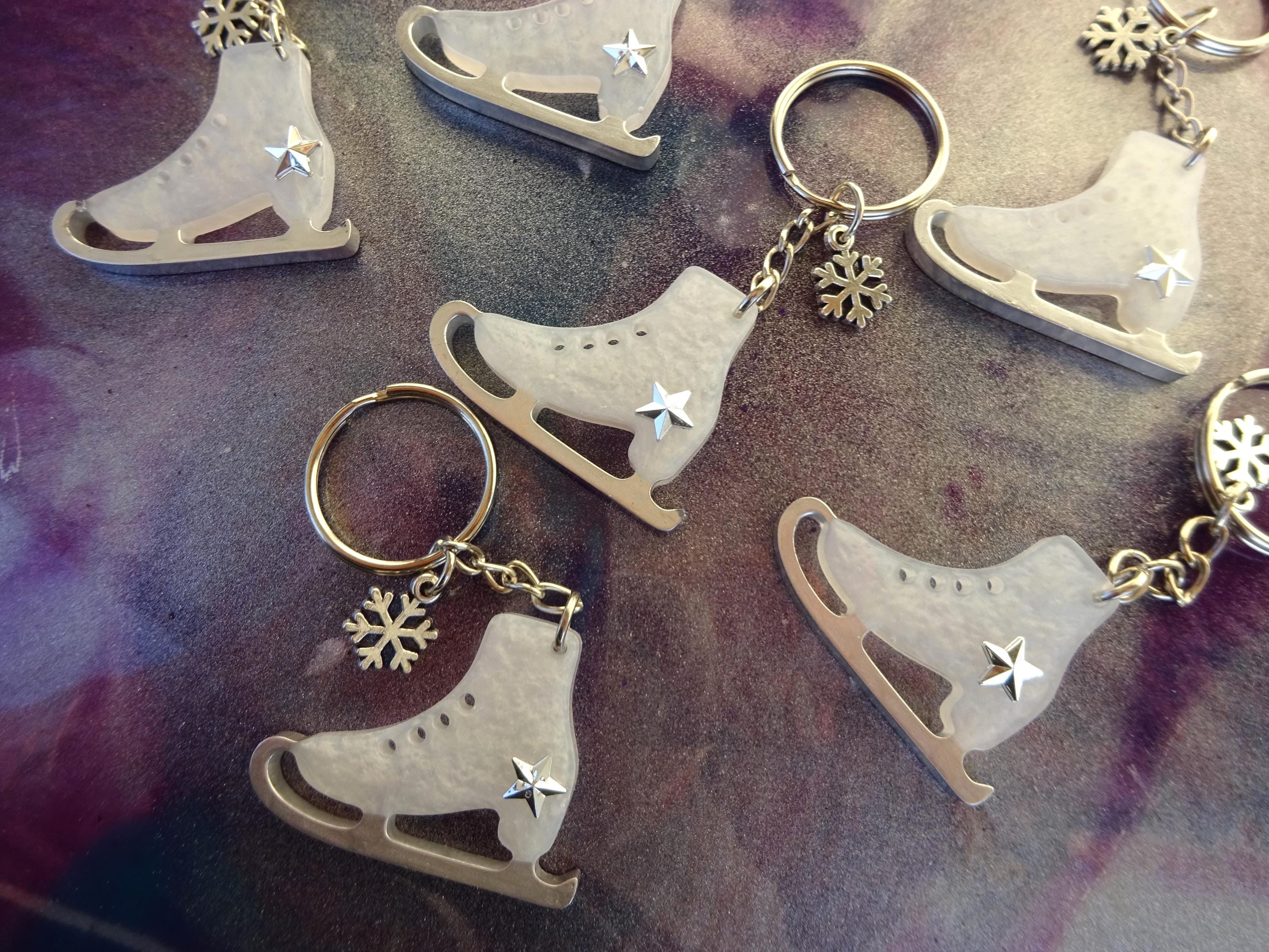 エポキシ樹脂製アイススケートキーホルダー – フィギュアスケーターや