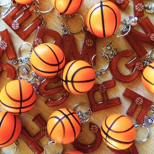 Basketball - Epoxidharz Buchstabe Schlüsselanhänger / Basketball Sporttaschen Anhänger/ Basketball Fan Geschenkidee / Schlüsselbund