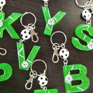 Fußball - Epoxidharz Buchstabe Schlüsselanhänger / Fußballanhänger / Sporttaschenanhänger / Fußballfan Geschenkidee / Kunsthandwerk