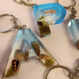 Chaveiro de resina epóxi com letra "Azul Oceano" / ideias para presentes / artesanato / chaveiro / porta-chaves