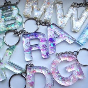Bunte Epoxidharz Buchstaben Schlüsselanhänger – Personalisierbares Geschenk | Handmade Keychain | Kunstharz Buchstabe A–Z | Resin Buchstaben