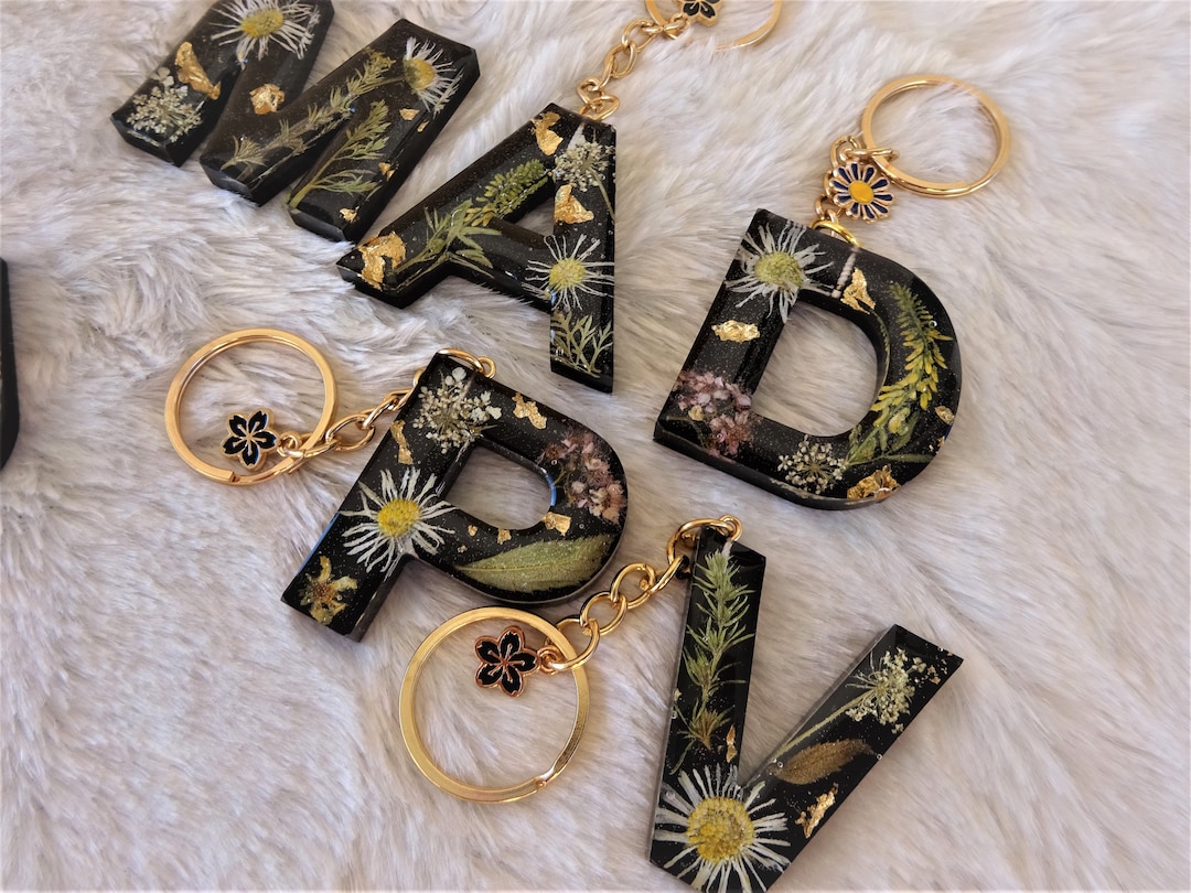 Porte-clés Personnalisé Porte-clés Lettre Initiale MWOOT - Résine Avec Papillon Et Pompon - Personnalisable A-Z - Cadeau Tendance Porte-clés Papillon Vert Feuille Or