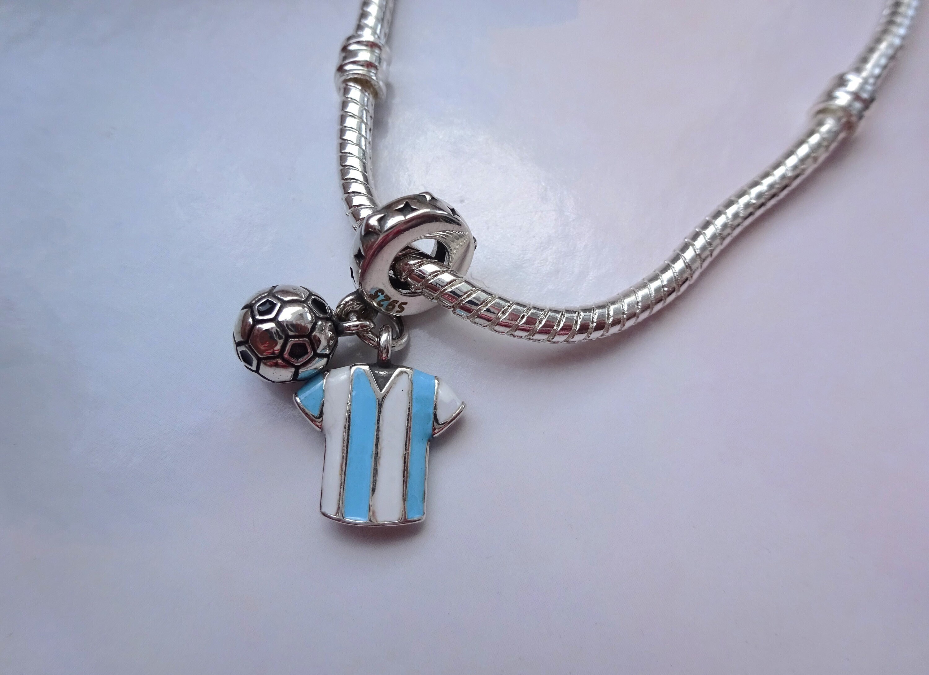 Bracciale con ciondolo a forma di pallone da calcio / Bracciale e ciondolo compatibili con la maggior parte dei marchi di gioielli / Ciondolo sportivo con pallone da calcio - Italia Bracciale con ciondolo a forma di pallone da calcio / Bracciale e ciondolo compatibili con la maggior parte dei marchi di gioielli / Ciondolo sportivo con pallone da calcio - Italia