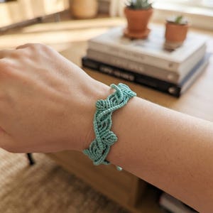 "Louna" Wave Macramé Bracelet - Boho Chic Jewelry in Linhasita Thread - Available in Several Colors