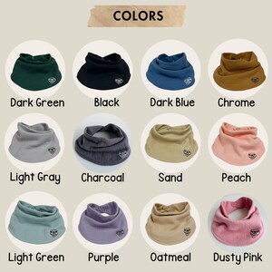 Puede incluir: Una selecci&oacute;n de baberos para beb&eacute;s en varios colores, incluyendo verde oscuro, negro, azul oscuro y cromo. Otros colores incluyen gris claro, carb&oacute;n, arena, melocot&oacute;n, verde claro, morado, avena y rosa empolvado. La palabra "COLORS" est&aacute; en la parte superior.