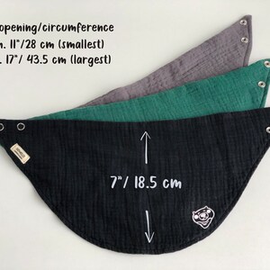 Puede incluir: Tres baberos de muselina en gris, verde azulado y negro, con cierres de bot&oacute;n a presi&oacute;n. El babero negro tiene un gr&aacute;fico blanco y texto que indica una longitud de 18,5 cm. La abertura del cuello es de 28 cm (m&aacute;s peque&ntilde;o) a 43,5 cm (m&aacute;s grande).