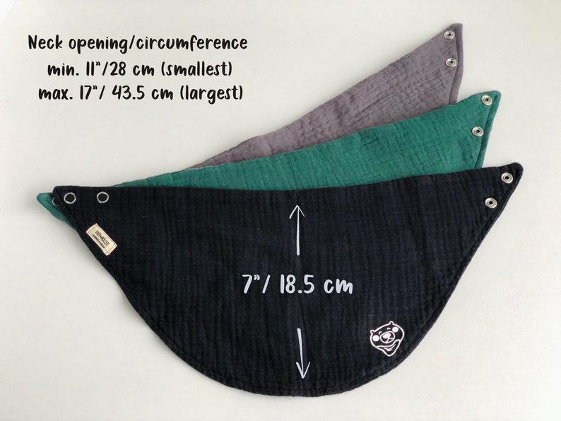 Puede incluir: Tres baberos de muselina en gris, verde azulado y negro, con cierres de bot&oacute;n a presi&oacute;n. El babero negro tiene un gr&aacute;fico blanco y texto que indica una longitud de 18,5 cm. La abertura del cuello es de 28 cm (m&aacute;s peque&ntilde;o) a 43,5 cm (m&aacute;s grande).