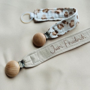 Puede incluir: Un juego de tres tazas de cerámica con un acabado mate moteado. Cada taza presenta un color diferente: azul claro, crema y gris. Las tazas tienen un diseño simple y moderno con una forma redondeada y un asa.