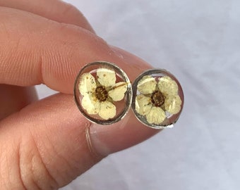 Stud earrings synthetic resin flower transparent