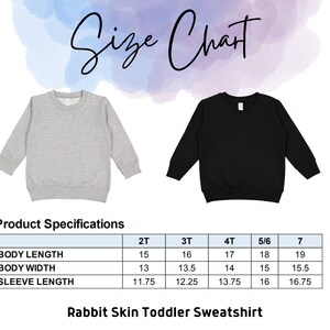 Puede incluir: Tabla de tallas para una sudadera para ni&ntilde;os peque&ntilde;os Rabbit Skin. La tabla incluye medidas de largo del cuerpo, ancho del cuerpo y largo de la manga para las tallas 2T a 7. Se muestran dos sudaderas, una gris y otra negra.