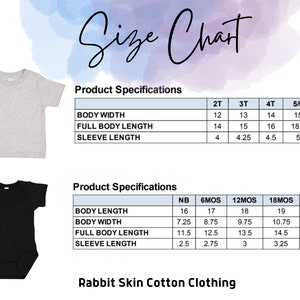 Puede incluir: Una tabla de tallas para ropa de ni&ntilde;os, con una camiseta gris y un body negro. La tabla proporciona medidas de ancho de cuerpo, largo total del cuerpo y largo de manga en pulgadas para tallas de 2T a 7 y NB a 24MOS. El texto "Size Chart" est&aacute; en la parte superior.