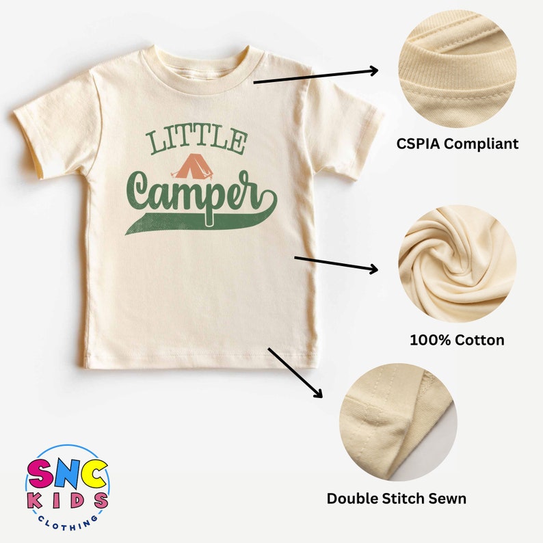 Puede incluir: Camiseta color crema con las palabras "Little Camper" en verde y naranja. La camiseta est&aacute; hecha de 100% algod&oacute;n y tiene costuras dobles. La camiseta cumple con CSPIA.