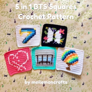 Puede incluir: Cinco cuadrados de ganchillo con varios diseños, incluyendo un número 7, letras florales, un corazón, un edificio y un árbol arcoíris. El texto "5 in 1 BTS Squares Crochet Pattern" está en la parte superior. Los cuadrados están sobre una tela estampada.