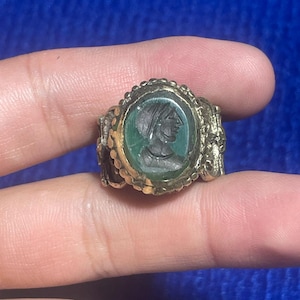 Anillo de bronce antiguo: piedra de ágata de Oriente Próximo, grabados de reyes romanos