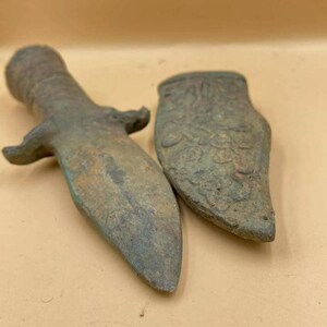 Bellissimo antico bronzo antico romano Knief unico con copertina incisa di fiori rari