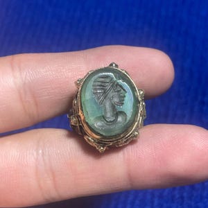 Anillo de bronce antiguo: piedra de ágata de Oriente Próximo, grabado de un rey romano