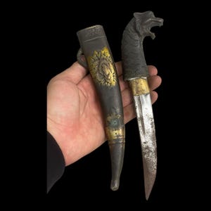 Bellissimo antico coltello tibetano himalayano con leone in cima e rara custodia