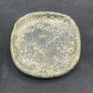 Petite assiette de collection en verre irisé de la Rome antique