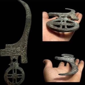 Bellissimo pugnale in bronzo dell'antica Roma con patina