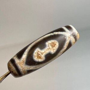 Tibetan Agate Dzi Bead: Ancient Amulet with Natural Motifs