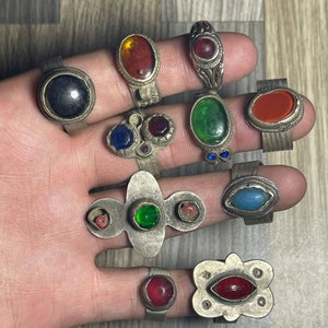 Tolles Angebot 10 Ringe wundervolle uralte nahöstliche Messing seltene Ringe mit alten Glaseinsätzen, schöne Geschenkringe, Afghanen Vintage Ring