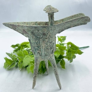 Unique Ancient Old Chinese chinese tang dynasty bronze vessel Wirh Beautiful Engraving
