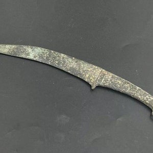 Bellissimo pugnale in bronzo antico del Vicino Oriente antico Knief con terminale animale