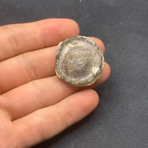 Petite assiette de collection en verre irisé de la Rome antique