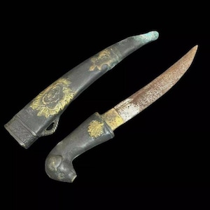 Bellissimo antico coltello in bronzo dorato del Vicino Oriente con rara copertura e testa di cane