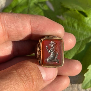 Atemberaubender antiker postmittelalterlicher alter Messing-Siegelring mit antikem Achatstein, römischer König, seltener Intaglio-Ring