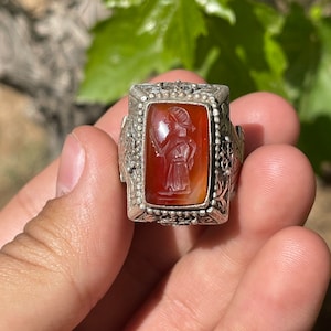 Wunderschöner antiker römischer Karneol-Achatstein, römischer König mit Gravuren, seltener, ausgezeichneter Ring aus massivem Silber