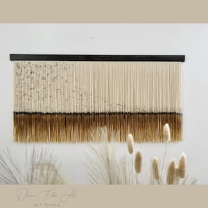 Makramee-Wandbehang in Senfgelb, Wanddeko-Elemente, minimalistisches Design aus Garn im Bohème-Stil