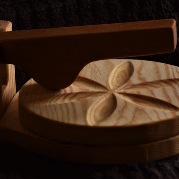 Mexican tortilla press in pine and beech wood. Beautiful manual press for preparing Mexican food in the traditional style.