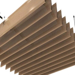 Könnte beinhalten: Eine Decke mit einer Reihe von braunen Holzlamellen-Akustikpaneelen. Die Paneele sind an der Decke aufgehängt und in einem versetzten Muster angeordnet.